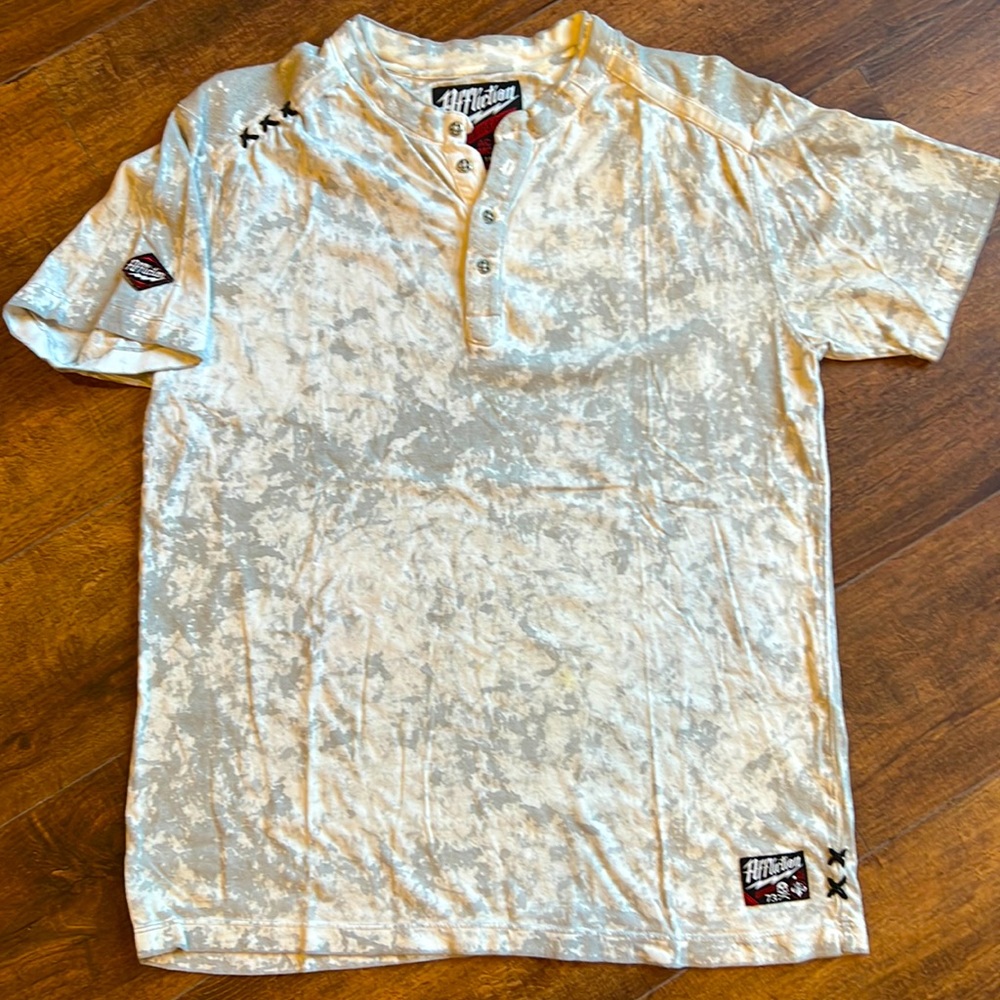 Affliction t-shirt in light gray and white print. Size large. Good condition.